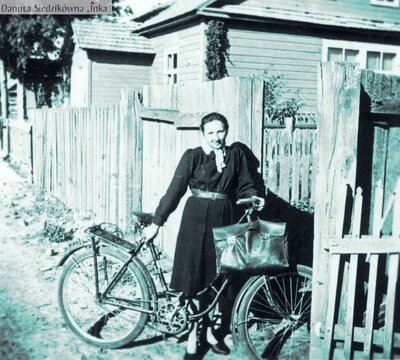 Danuta Siedzikówna przed szkołą w Narewce, 1944 r.