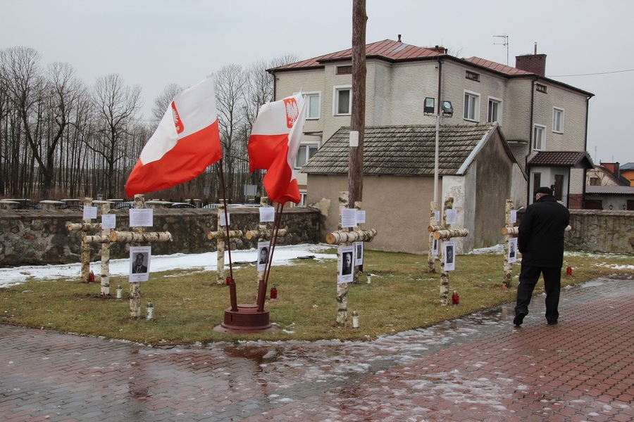 Wystawa „Żołnierze Wyklęci z oddziałów kpt. Młota i kpt. Huzara Żołnierzami Niezłomnymi” przed kościołem parafialnym w Perlejewie