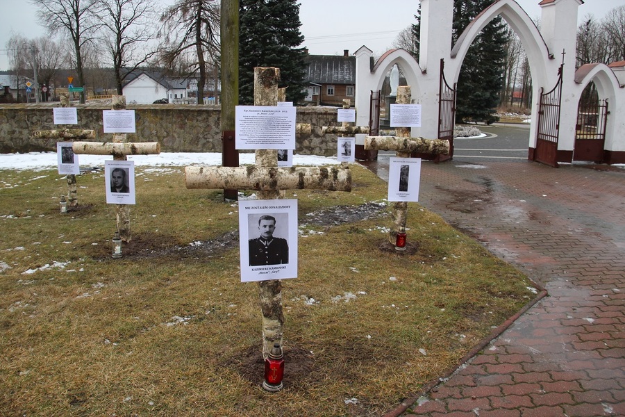 Wystawa „Żołnierze Wyklęci z oddziałów kpt. Młota i kpt. Huzara Żołnierzami Niezłomnymi” przed kościołem parafialnym w Perlejewie