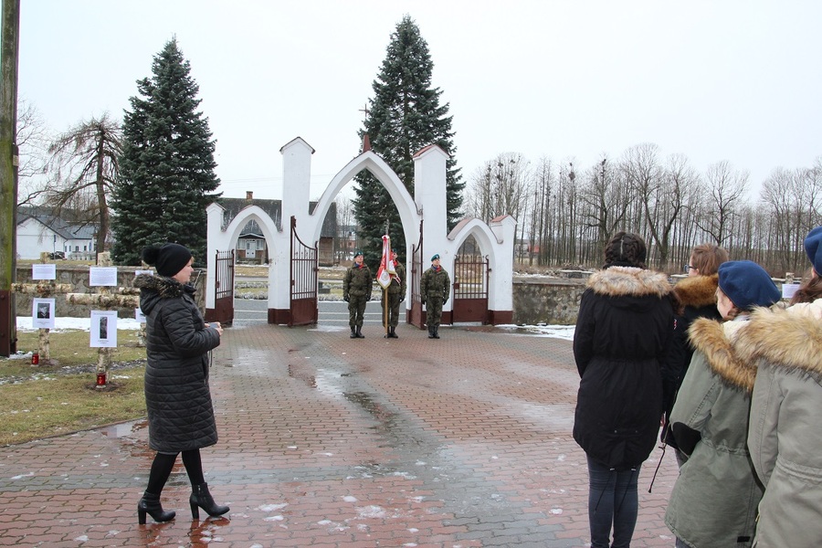 Poczet Sztandarowy 18. Białostockiego Pułku Rozpoznawczego przed kościołem parafialnym w Perlejewie