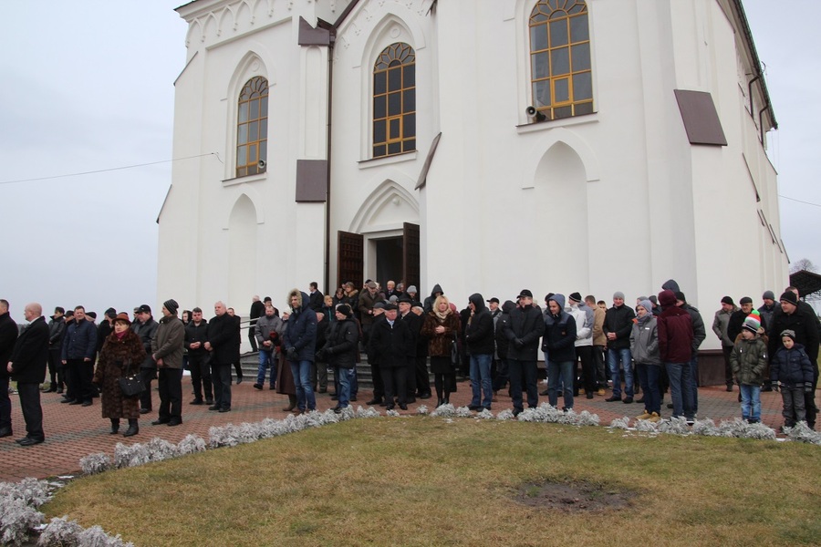 Mieszkańcy Perlejewa przed kościołem parafialnym podczas uroczystego poświęcenia brzozowych krzyży będących elementem wystawy