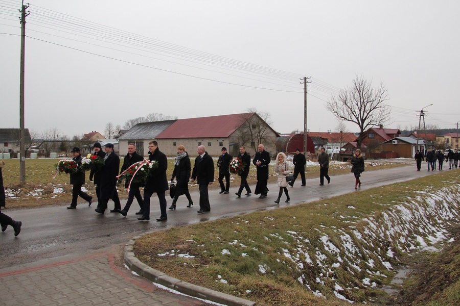 Mieszkańcy Perlejewa oraz delegacje urzędów i instytucji publicznych podczas pochodu na cmentarz parafialny
