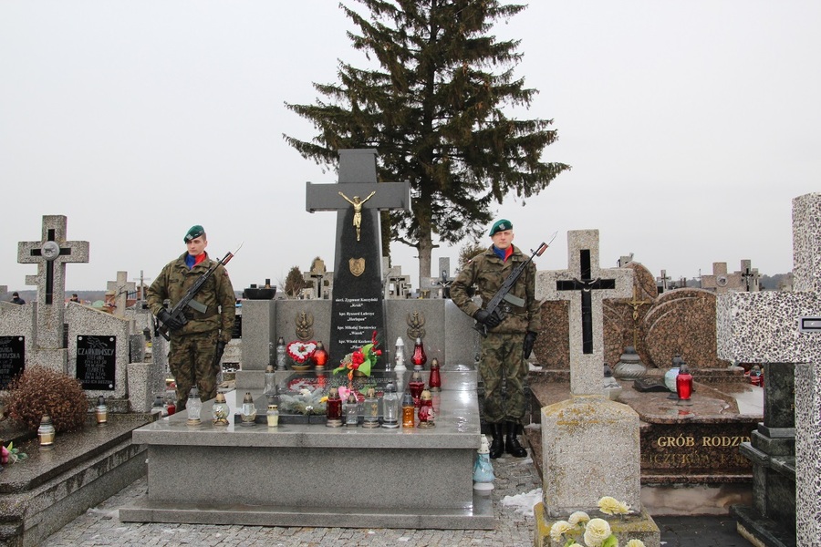 Warta honorowa żołnierzy 18. Białostockiego Pułku Rozpoznawczego przy pomniku Żołnierzy Wyklętych na cmentarzu w Perlejewie