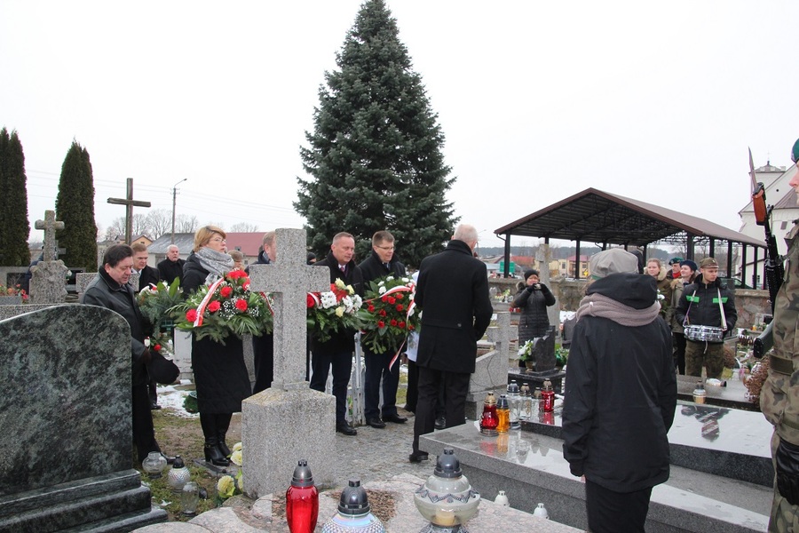 Delegacje urzędów i instytucji publicznych, w tym reprezentująca Oddział IPN w Białymstoku dyrektor Barbara Bojaryn-Kazberuk składają kwiaty pod pomnikiem Żołnierzy Wyklętych na cmentarzu w Perlejewie