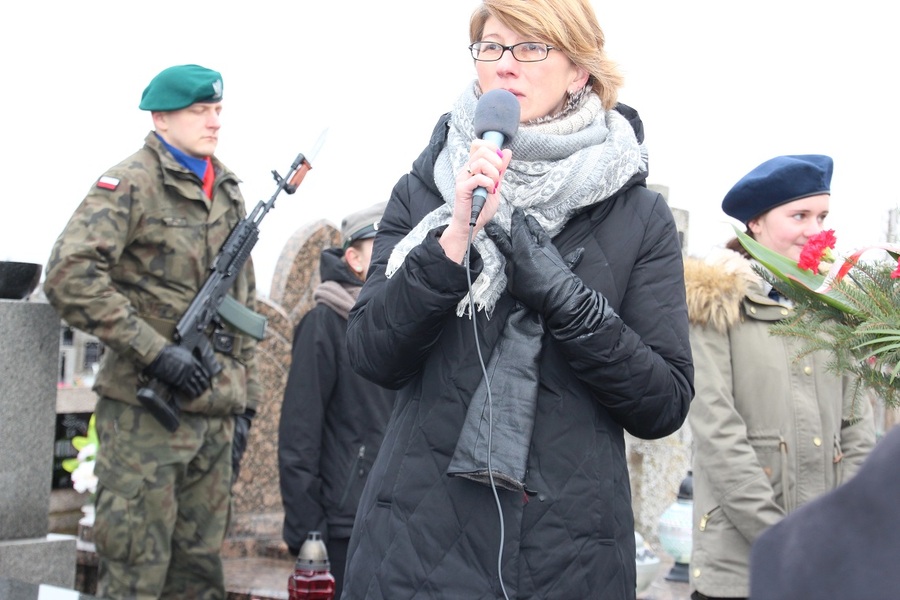 Przed złożeniem kwiatów pod pomnikiem głos zabrała dyrektor Oddziału IPN w Białymstoku Pani Barbara Bojaryn-Kazberuk