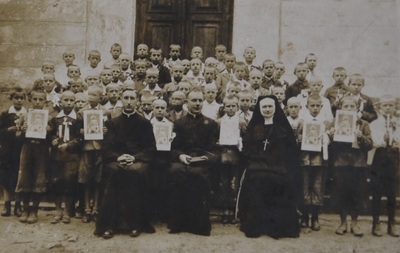 Na fot. I komunia w Wiżajnach, 15.07.1939 r. (ks. Stanisław Maciątek siedzi pośrodku)