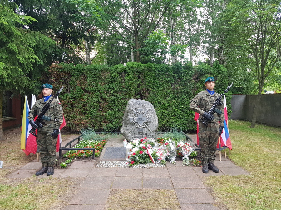 Odsłonięcia i poświęcenia pomnika upamiętniającego 50 łomżyńskich gimnazjalistów zamordowanych przez wojsko rosyjskie w 1863 roku - Łomża, 15 czerwca 2023 r., fot. Urząd Miejski w Łomży