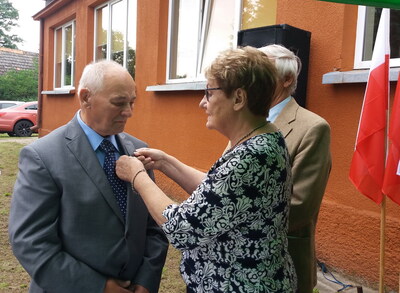 Sołtys wsi Tadeusz Jaworowski otrzymał srebrną odznakę za zasługi dla Związku Sybiraków z rąk Jolanty Hryniewickiej