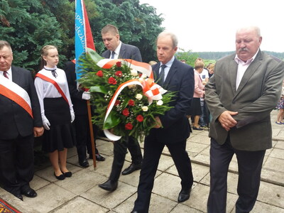 Kwiaty od wójta gminy Dobrzyniewo Bogdana Zdanowicza i członków rady gminy