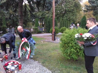 Kwiaty w imieniu Delegatury IPN w Olsztynie złożył Michał Ostapiuk