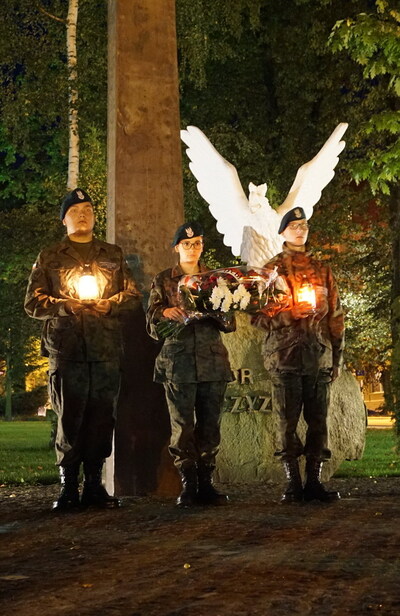 Warta przed Pomnikiem Niepodległości w Olsztynie