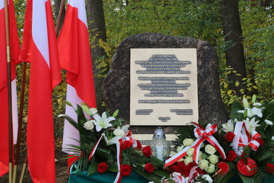 Odsłonięcie pomnika upamiętniającego więźniów tymczasowego obozu NKWD zlokalizowanego w latach 1944-1945 we wsi Gulczewo w gm. Wyszków,  w pow. wyszkowskim - Gulczewo, 29 października 2023 r.