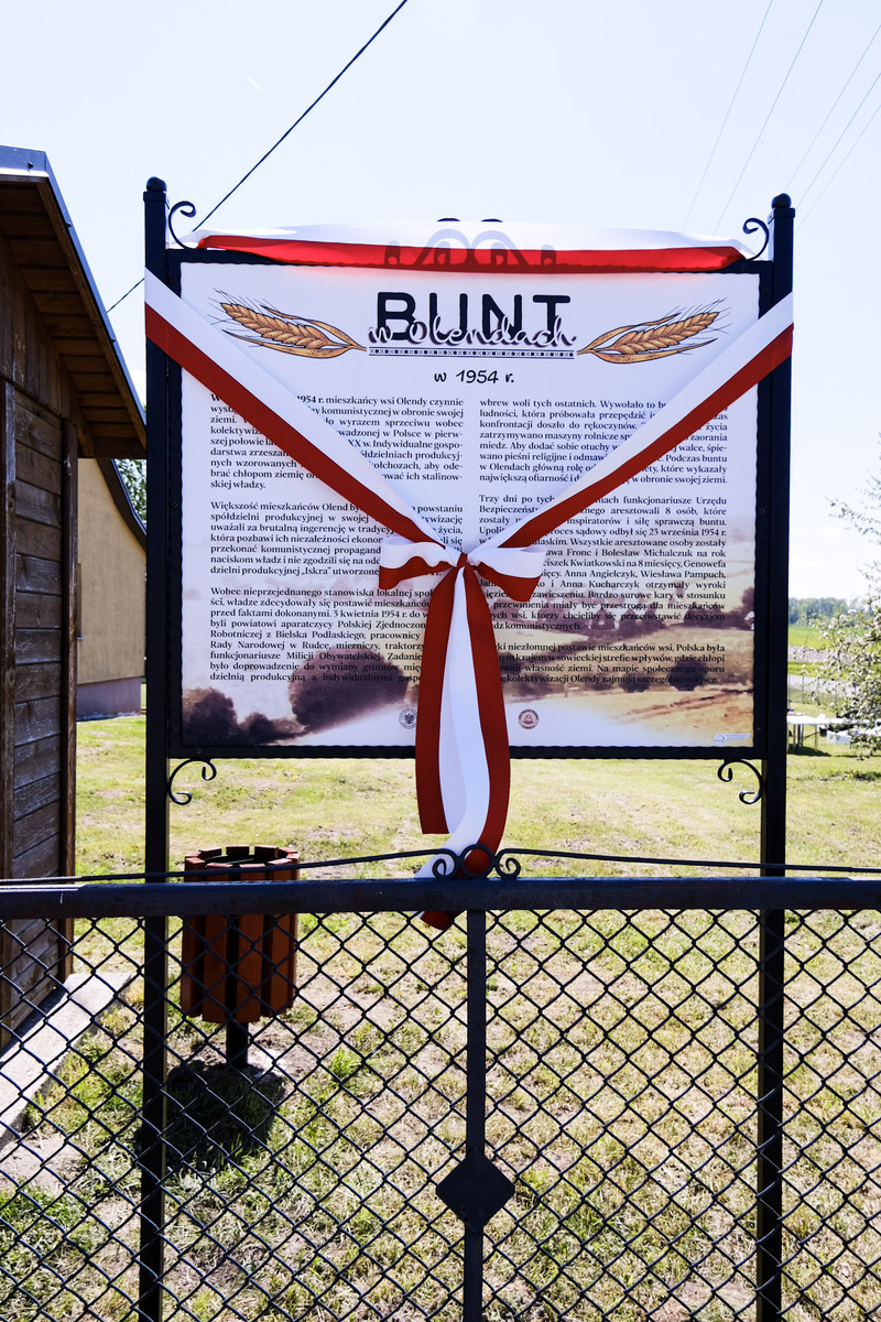 Uroczystość odsłonięcia tablicy upamiętniającej bunt przeciwko kolektywizacji rolnictwa w Olendach w 1954 roku - Olendy, 28 kwietnia 2024, fot. Paula Prudziłowicz (IPN)