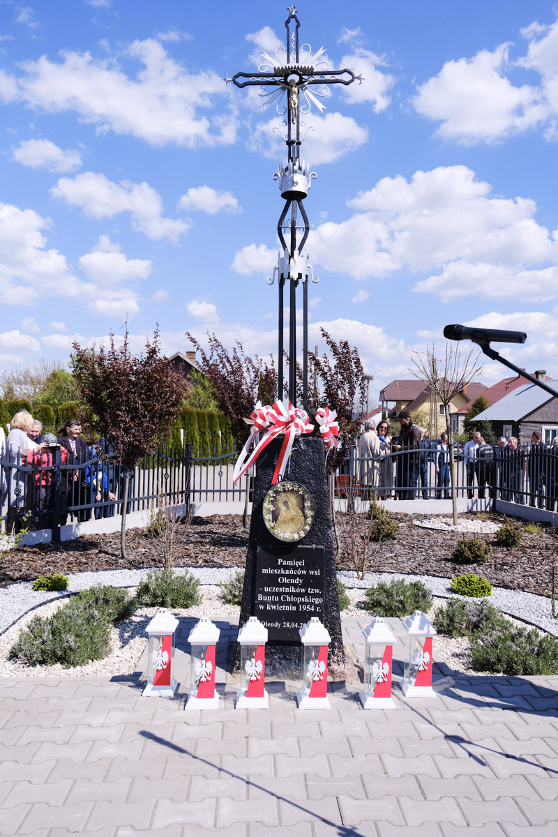 Uroczystość odsłonięcia tablicy upamiętniającej bunt przeciwko kolektywizacji rolnictwa w Olendach w 1954 roku - Olendy, 28 kwietnia 2024, fot. Paula Prudziłowicz (IPN)
