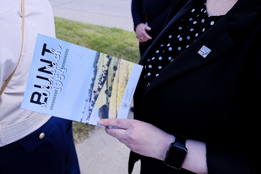 Uroczystość odsłonięcia tablicy upamiętniającej bunt przeciwko kolektywizacji rolnictwa w Olendach w 1954 roku - Olendy, 28 kwietnia 2024, fot. Paula Prudziłowicz (IPN)