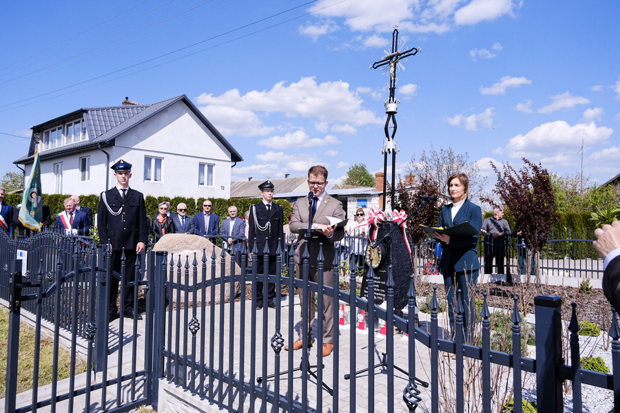 Uroczystość odsłonięcia tablicy upamiętniającej bunt przeciwko kolektywizacji rolnictwa w Olendach w 1954 roku - Olendy, 28 kwietnia 2024, fot. Paula Prudziłowicz (IPN)