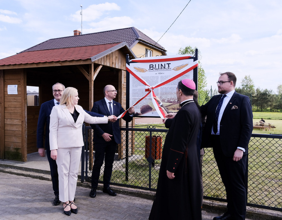 Uroczystość odsłonięcia tablicy upamiętniającej bunt przeciwko kolektywizacji rolnictwa w Olendach w 1954 roku - Olendy, 28 kwietnia 2024, fot. Paula Prudziłowicz (IPN)