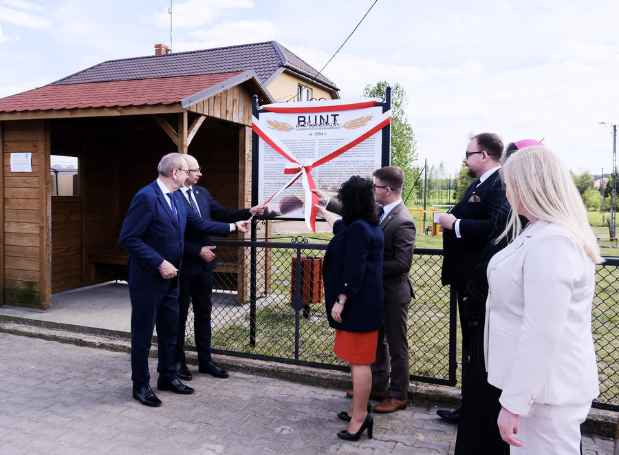 Uroczystość odsłonięcia tablicy upamiętniającej bunt przeciwko kolektywizacji rolnictwa w Olendach w 1954 roku - Olendy, 28 kwietnia 2024, fot. Paula Prudziłowicz (IPN)