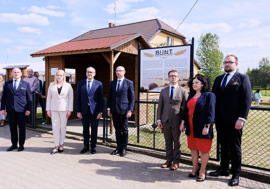 Uroczystość odsłonięcia tablicy upamiętniającej bunt przeciwko kolektywizacji rolnictwa w Olendach w 1954 roku - Olendy, 28 kwietnia 2024, fot. Paula Prudziłowicz (IPN)