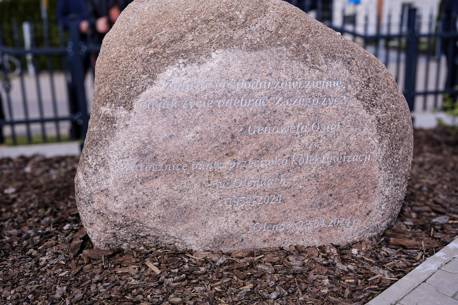 Uroczystość odsłonięcia tablicy upamiętniającej bunt przeciwko kolektywizacji rolnictwa w Olendach w 1954 roku - Olendy, 28 kwietnia 2024, fot. Paula Prudziłowicz (IPN)