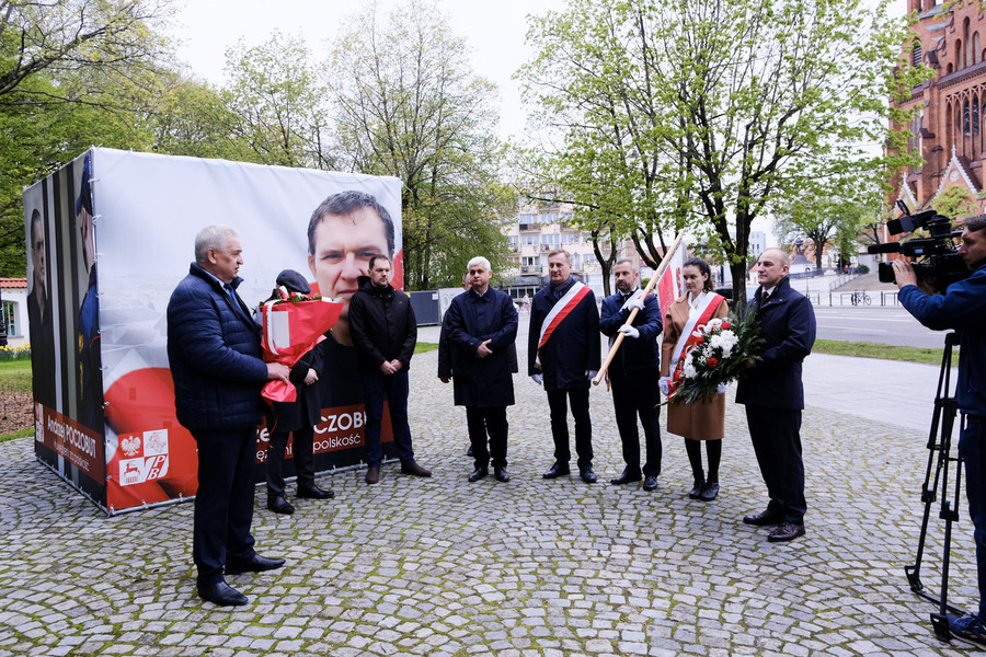 Złożenie kwiatów pod pomnikiem bł. ks. Jerzego Popiełuszki – Białystok, 23 kwietnia 2024, fot. Paula Prudziłowicz (IPN)