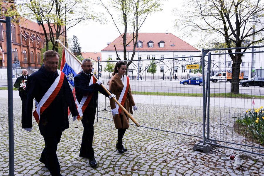 Złożenie kwiatów pod pomnikiem bł. ks. Jerzego Popiełuszki – Białystok, 23 kwietnia 2024, fot. Paula Prudziłowicz (IPN)