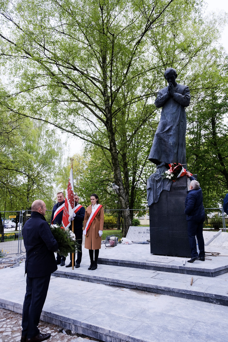Złożenie kwiatów pod pomnikiem bł. ks. Jerzego Popiełuszki – Białystok, 23 kwietnia 2024, fot. Paula Prudziłowicz (IPN)