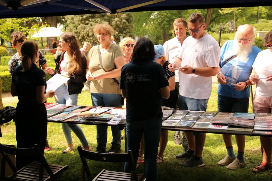 Piknik patriotyczny w Drozdowie – "Majówka u Lutosławskich", zorganizowany przez Muzeum Przyrody – Dwór Lutosławskich, 5 kwietnia 2024, fot. Bartosz Gawrylczyk (IPN)