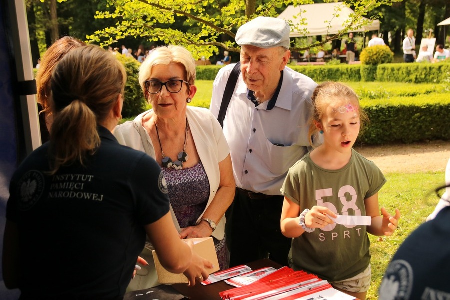 Piknik patriotyczny w Drozdowie – "Majówka u Lutosławskich", zorganizowany przez Muzeum Przyrody – Dwór Lutosławskich, 5 kwietnia 2024, fot. Bartosz Gawrylczyk (IPN)