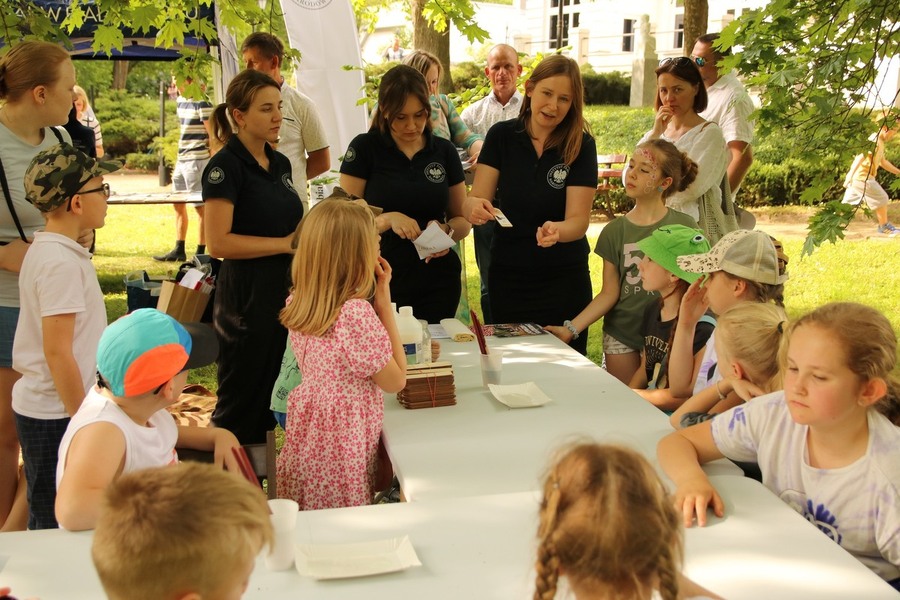 Piknik patriotyczny w Drozdowie – "Majówka u Lutosławskich", zorganizowany przez Muzeum Przyrody – Dwór Lutosławskich, 5 kwietnia 2024, fot. Bartosz Gawrylczyk (IPN)