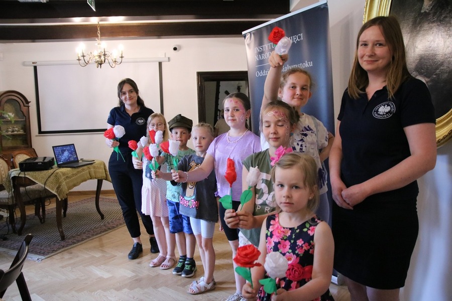 Piknik patriotyczny w Drozdowie – "Majówka u Lutosławskich", zorganizowany przez Muzeum Przyrody – Dwór Lutosławskich, 5 kwietnia 2024, fot. Bartosz Gawrylczyk (IPN)