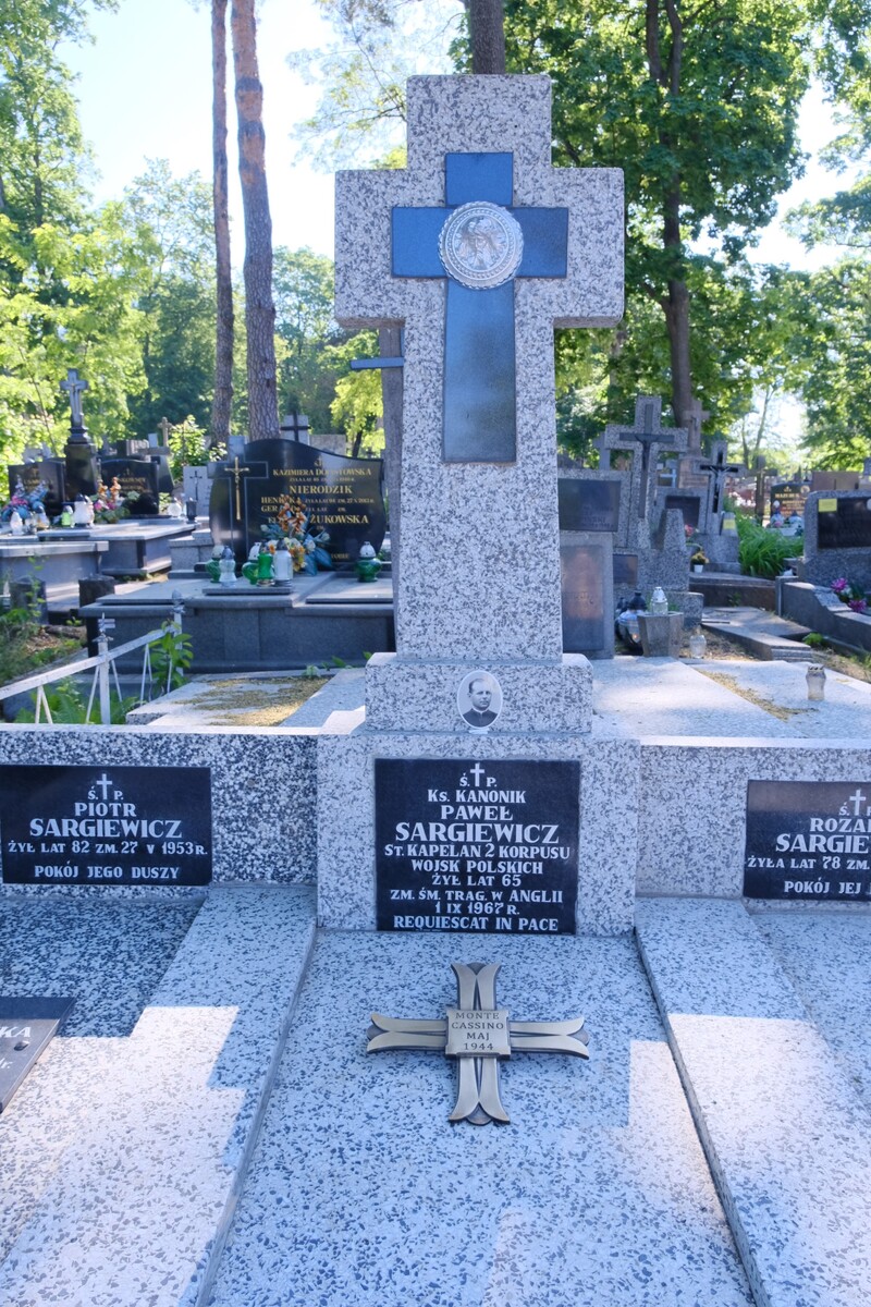 Oznaczenie grobu weterana ks. kan. mjr. Pawła Sargiewicza (03.04.1902 – 01.09.1967), kapelana 8. Pułku Artylerii Przeciwlotniczej Ciężkiej w czasie bitwy o Monte Cassino, Białystok 16.05.2024 r. fot. Paula Prudziłowicz (IPN)