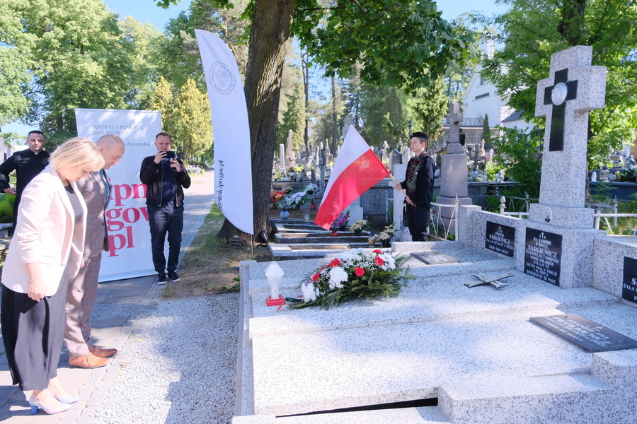 Oznaczenie grobu weterana ks. kan. mjr. Pawła Sargiewicza (03.04.1902 – 01.09.1967), kapelana 8. Pułku Artylerii Przeciwlotniczej Ciężkiej w czasie bitwy o Monte Cassino, Białystok 16.05.2024 r. fot. Paula Prudziłowicz (IPN)