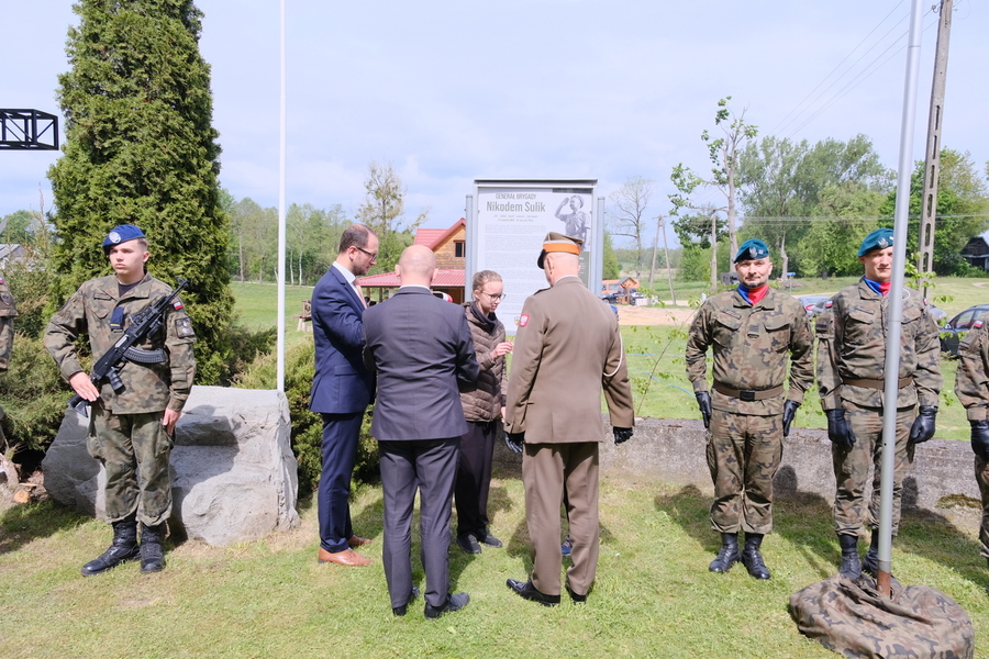 Poświęcenie wyremontowanego grobu gen. bryg. Nikodema Sulika oraz odsłonięcie tablicy zawierającej jego rys biograficzny – 10 maja 2024. Fot. Paula Prudziłowicz (IPN)