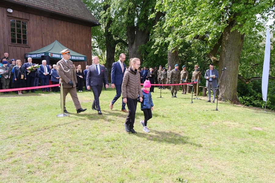Poświęcenie wyremontowanego grobu gen. bryg. Nikodema Sulika oraz odsłonięcie tablicy zawierającej jego rys biograficzny – 10 maja 2024. Fot. Paula Prudziłowicz (IPN)